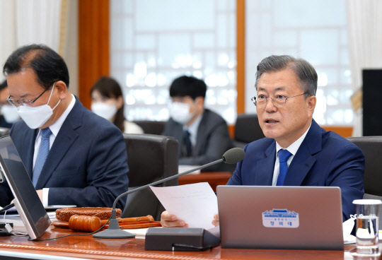 문재인 대통령이 3일 청와대 본관 세종실에서 열린 마지막 국무회의에서 발언하고 있다. [청와대 제공]